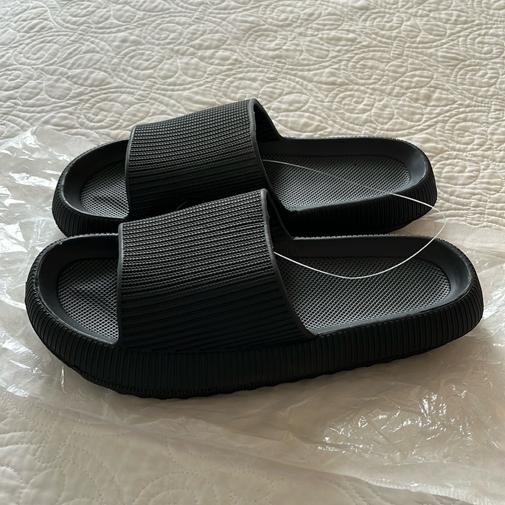 Thick Sole Cloud Slippers Women & Men - Black — new without tags. Size 42-43.